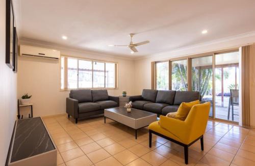 Springfield House | Peaceful 4B2B Sweet Home w Backyard at Springfield