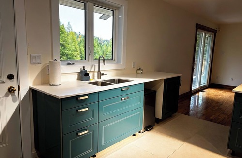 Lac-Superieur Ski Chalet | Peaceful 5-BR Chalet w/Hot Tub – Great for Groups or Family, Close to Tremblant
