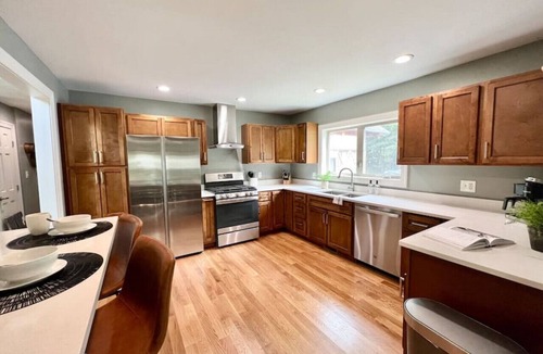 South Rutland House | Peaceful 5BR/2BA House - Sleeps 13!