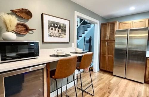 South Rutland House | Peaceful 5BR/2BA House - Sleeps 13!