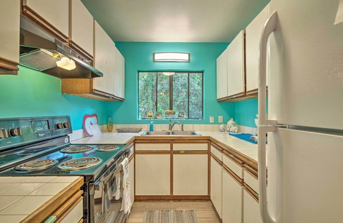 Naalehu House | Peaceful Abode w/Deck, 13 Mi to Black Sand Beach!