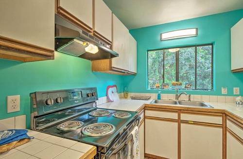 Naalehu House | Peaceful Abode w/Deck, 13 Mi to Black Sand Beach!