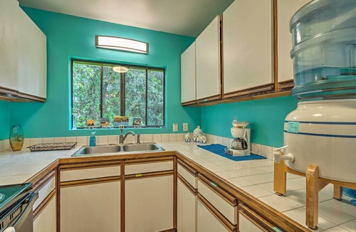 Naalehu House | Peaceful Abode w/Deck, 13 Mi to Black Sand Beach!