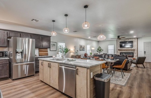 Ada House | Peaceful Acre - Cozy house with beautiful backyard