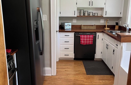 Johnston House | Peaceful acreage by Saylorville Lake