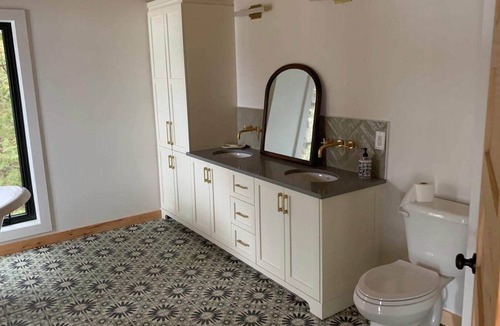 Pontiac Cabin | Peaceful all-season manor retreat