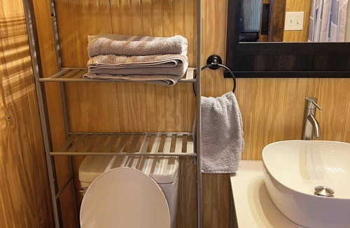 Carrizo Springs Cabin | Peaceful and Charming cabin in Carrizo Springs