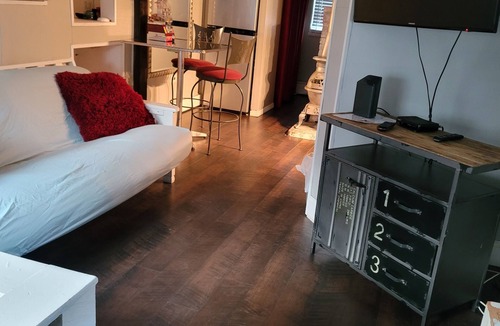 Wayland House | Peaceful and convenient area with tiny house experience