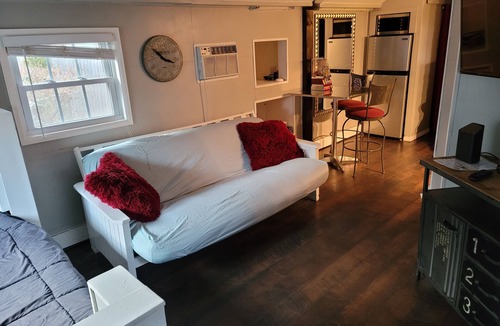 Wayland House | Peaceful and convenient area with tiny house experience