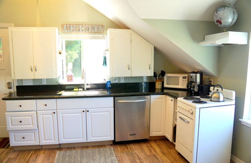 The Bowl of Edmonds Apartment | Peaceful and private studio, easy walk to downtown Edmonds