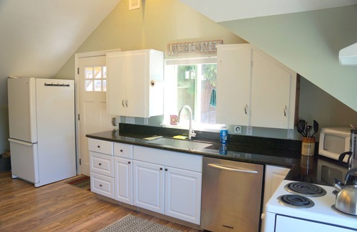 The Bowl of Edmonds Apartment | Peaceful and private studio, easy walk to downtown Edmonds