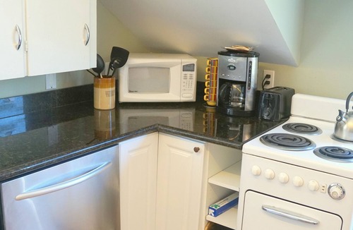 The Bowl of Edmonds Apartment | Peaceful and private studio, easy walk to downtown Edmonds