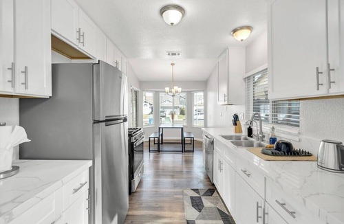 Sacramento House | Peaceful and spacious family-friendly home perfect for long term stay
