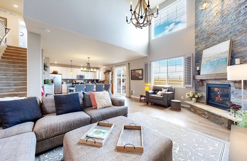 Conservatory House | Peaceful and Spacious~Sleeps 10, Large yard,Fire-pit, Grill, Hot-Tub, Ping Pong~