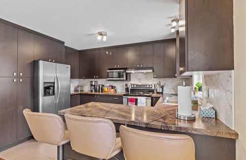 Plateau House | Peaceful and Spacious townhome with King Bed - 15 min from downtown Ottawa