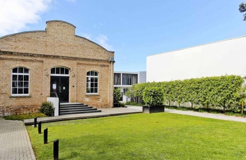 St. Mary's Bay Apartment | Peaceful Apartment with Courtyards & Carpark