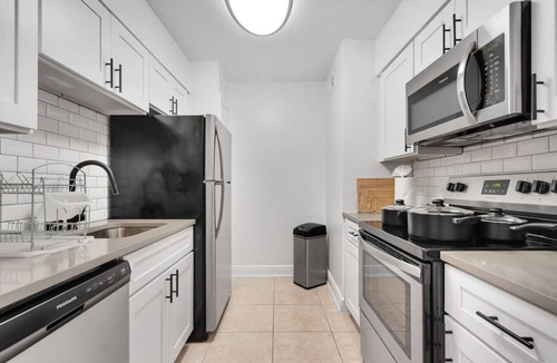 SoHo Apartment | Peaceful Bayshore Haven | Pool + Gym & Parking