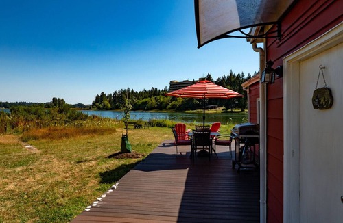 Jackson Park Support Area Cottage | Peaceful Beachfront Cottage - Large Deck & Fire Pit - Gorgeous Views & Wildlife