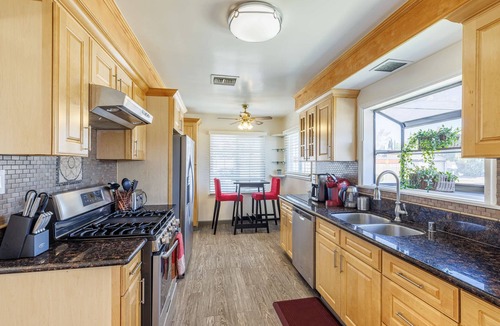 Winnetka House | *Peaceful & Beautiful! Pool, Firepit, BBQ, Central
