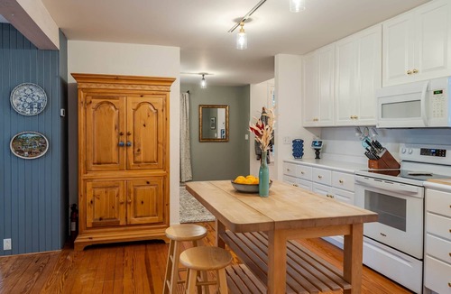 Treloar House | Peaceful Blufftop Home Over the Missouri
