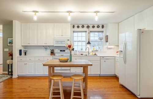 Treloar House | Peaceful Blufftop Home Over the Missouri