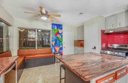 Stafford House | Peaceful Boho stays-4BRs-amazing pool-patio&deck-mini golf-Staffordn
