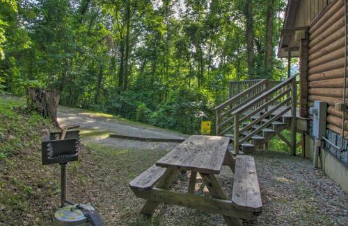 Bryson City House | Peaceful Bryson City Cabin - Fire Pit & Hot Tub!