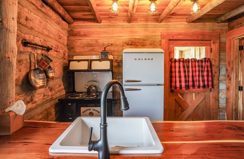 Hye Cabin | Peaceful cabin, fully updated, wine, stars, spa, perfect for relaxing