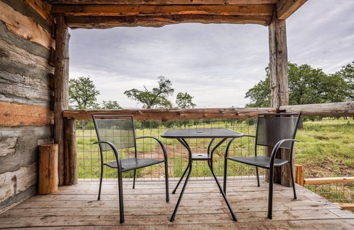 Hye Cabin | Peaceful cabin, fully updated, wine, stars, spa, perfect for relaxing