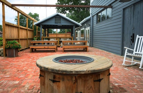 Lake Village Cabin | Peaceful cabin in orchard with Lake Chicot views!