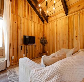 Smithville House | Peaceful Cabin Near Waterfalls Fire Pit & Creek Cabin 1