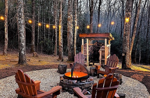 Brasstown Cabin | Peaceful Cabin Retreat w/Fishing Pond, near Folk School. WiFi, Pet Friendly!