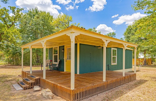 Navasota Cabin | Peaceful cabin with King bed, WiFi, kitchen, fire pit. No extra fees!