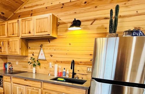 Art Cabin | Peaceful Cabin With Views on 40 Acres - Serenity Ranch!