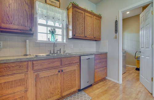 Bates House | Peaceful Cameron Getaway ~ 5 Mi to Poteau!