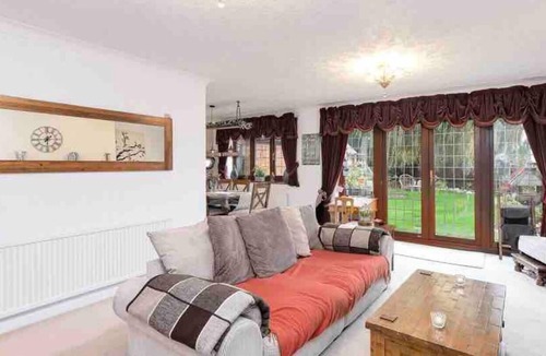 Hoddesdon House | Peaceful,Captivating Home with Idylic Surroundings