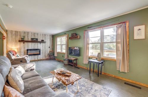 Cassville House | Peaceful Cassville Vacation Rental - Hike & Fish!