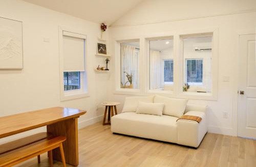 Saugerties South House | Peaceful Catskills Creek House