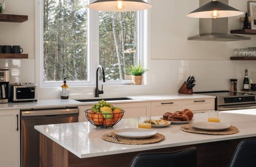 Amherst Ski Chalet | Peaceful Chalet Tremblant, hot tub lakes & Kayaks