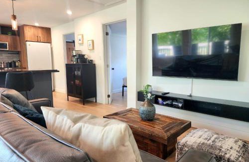 Quartier 5-4 Apartment | Peaceful City View - Hot Tub - 2 Parking & EV Chrger