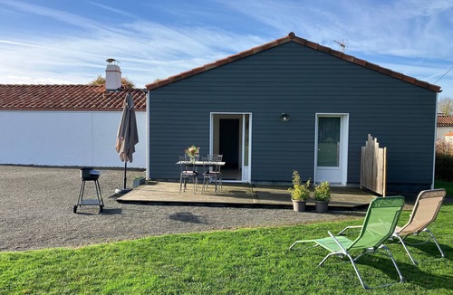 Villeneuve-en-Retz Cottage | Peaceful Cottage with Garden and Convenient Parking