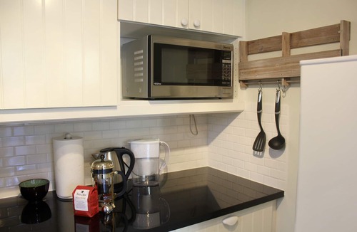 Claremont Cottage | Peaceful Cottage Among Berkeley Mansions