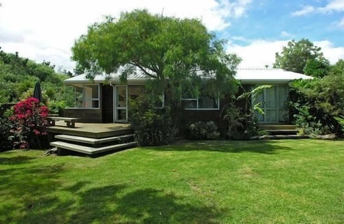 Otaki Beach House | Peaceful cottage beside the Waitohu Stream