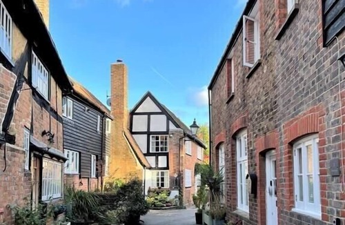 Horsham House | Peaceful Cottage for Two in Horsham