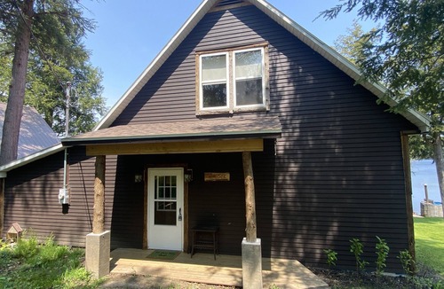 Russell Cabin | Peaceful Cottage on the Water ~ Sauna Cabin, Kayaks, SUP Board, Canoe & more!