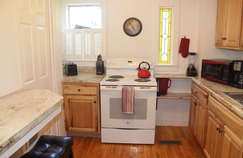 Pigeon Forge Cottage | Peaceful Cottage, Pet (2 Max) friendly - Fenced yard, Loft Bedroom