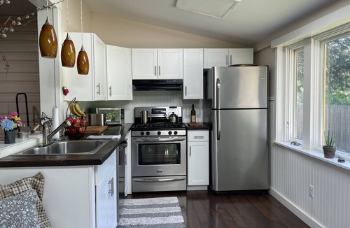 Chichester House | Peaceful Cottage with Mountain Views