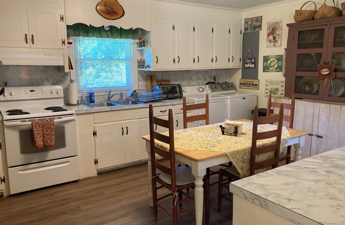 Callands-Gretna House | Peaceful, Country, Pet Friendly Getaway - Minutes from Smith Mountain Lake Dam