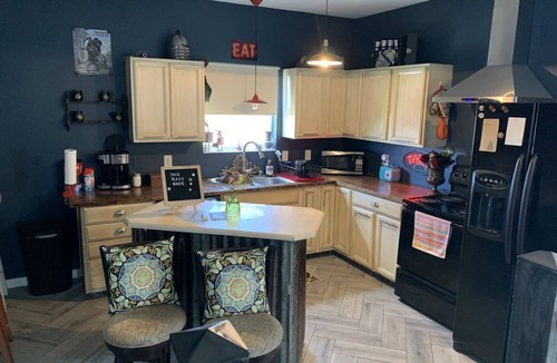 Nemo House | Peaceful country stay with fresh chicken eggs and kitty snuggles!