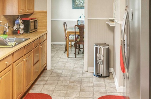 Groves House | Peaceful Cozy 2BR Home w/Parking & W/D Groves TX
